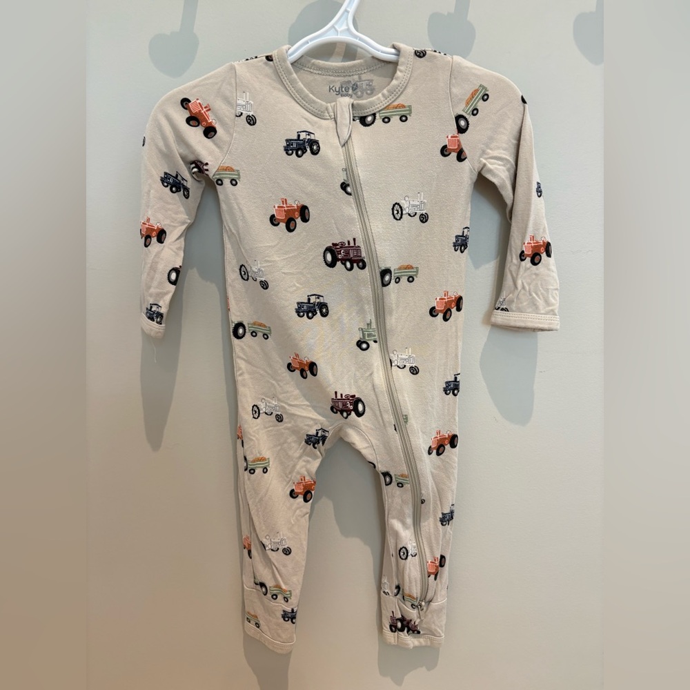 Kyte Baby Zippered Romper in Tractor